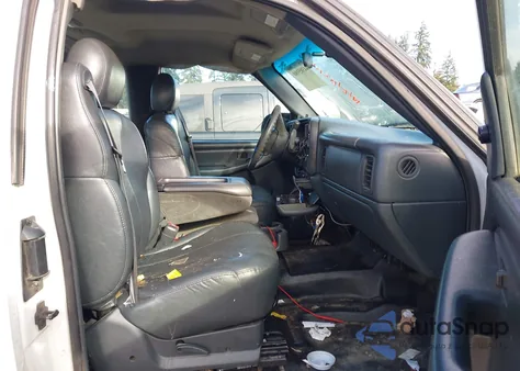 2000 Chevrolet Silverado 1500 z USA, uszkodzony, nr VIN 1GCEC19V6YZ145049